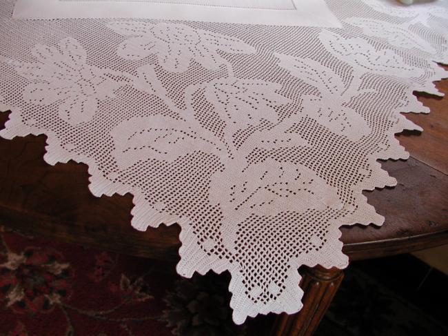 Striking large table centre with crochet lace with lots of flowers 1900