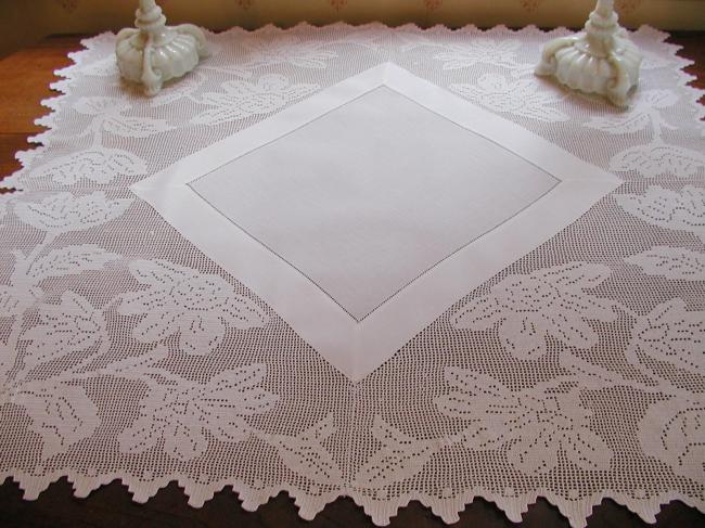 Striking large table centre with crochet lace with lots of flowers 1900