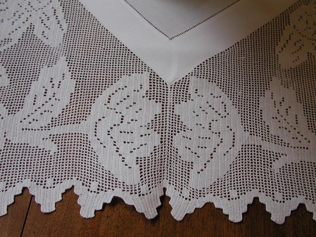 Striking large table centre with crochet lace with lots of flowers 1900