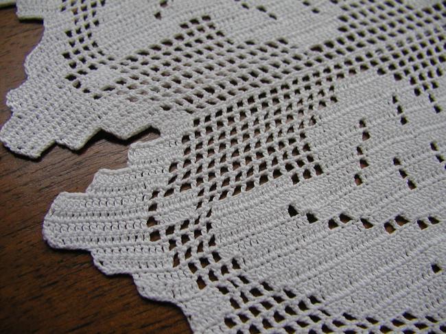Striking large table centre with crochet lace with lots of flowers 1900