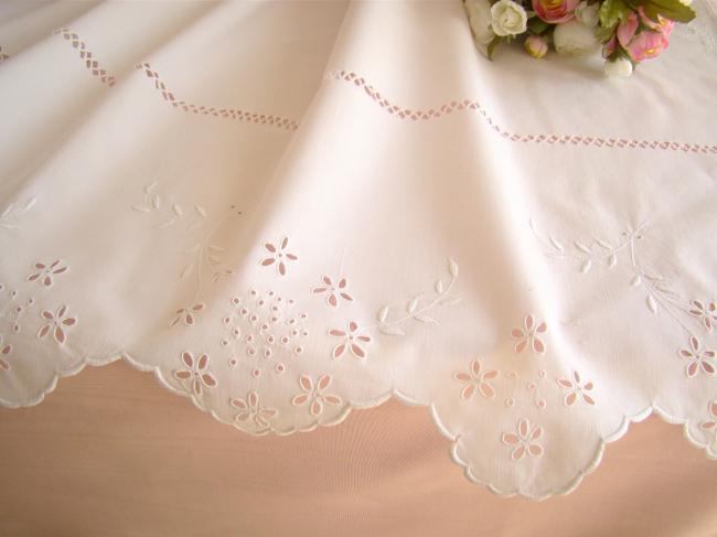 Très joli petit rideau store brodé de fleurs ajourées (pour récupération)