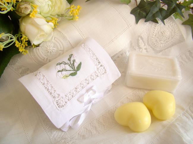 Romantique pochette ajourée et brodée avec son savon au Muguet