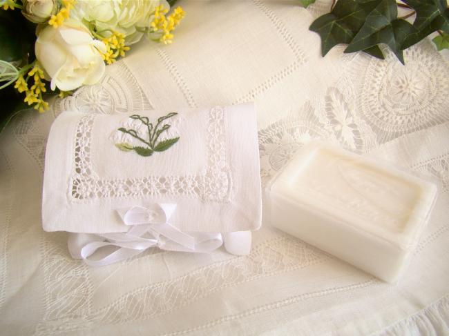 Romantique pochette ajourée et brodée avec son savon au Muguet