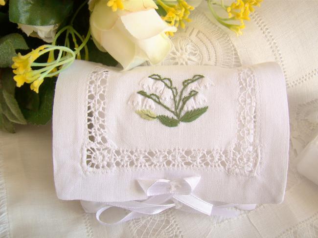 Romantique pochette ajourée et brodée avec son savon au Muguet