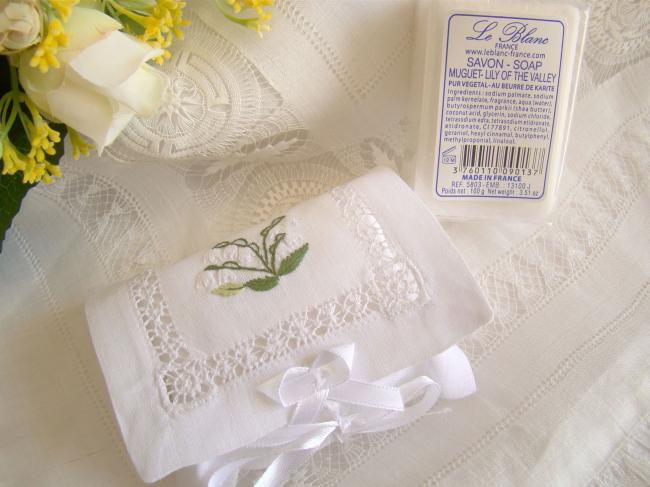 Romantique pochette ajourée et brodée avec son savon au Muguet