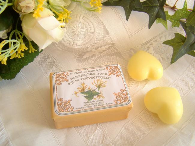 Adorable savon enveloppé parfumé au Chèvrefeuille, 100grs