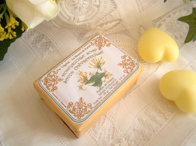 Adorable savon enveloppé parfumé au Chèvrefeuille, 100grs