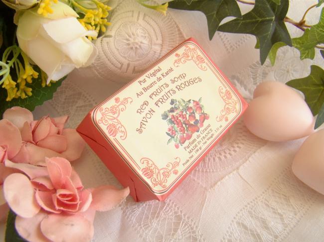 Adorable savon enveloppé parfumé aux fruits rouges, 100grs