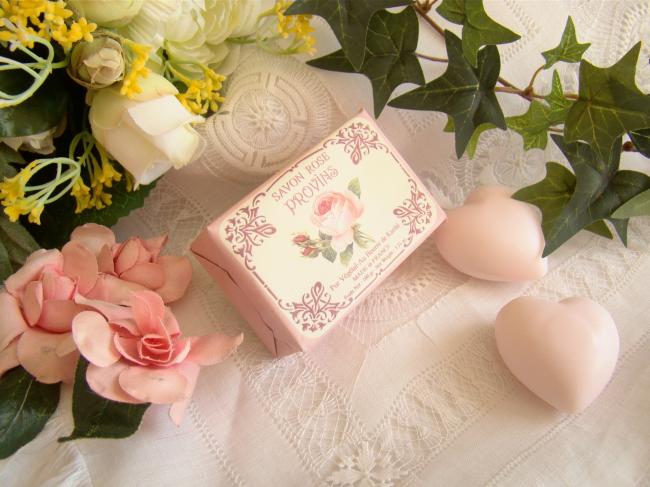 Adorable savon enveloppé parfumé à la rose de Provins, 100grs