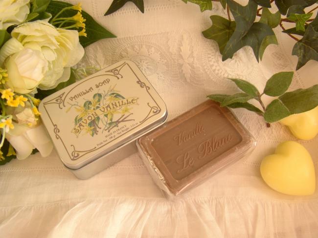 Adorable boîte rectangulaire décorée avec son savon parfumé à la Vanille