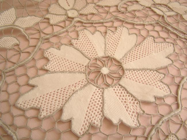 Merveilleux centre de table ovale en dentelle de Venise bicolore 1920