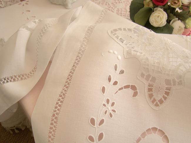 Splendeur de nappe brodée à la Richelieu et large dentelle aux fuseaux 1900