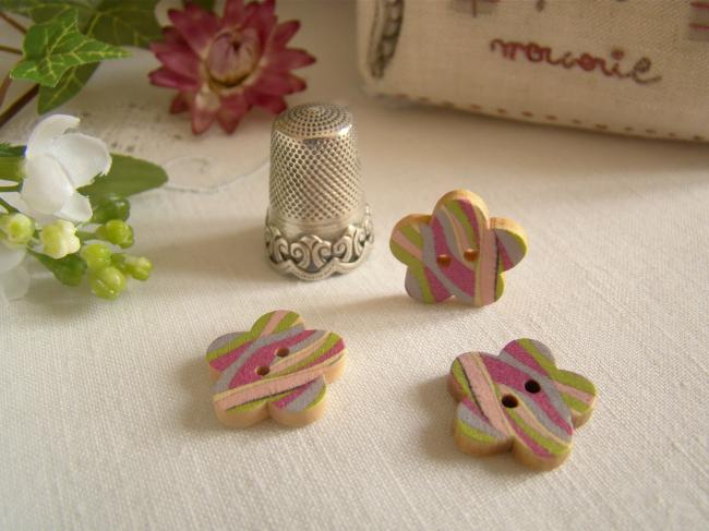 Adorable petit bouton en bois coloré en forme de fleur motif herbes folles Ø17mm