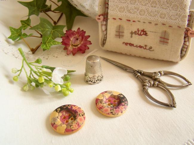 Adorable bouton en bois imprimé de fleurs liberty mauve et noir  Ø 25mm