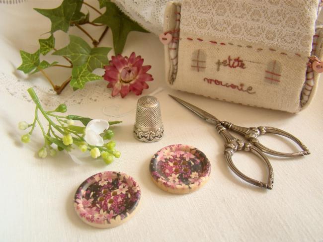 Adorable gros bouton en bois imprimé de fleurs liberty mauve et noir  Ø 30mm