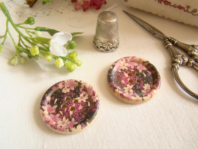 Adorable gros bouton en bois imprimé de fleurs liberty mauve et noir  Ø 30mm