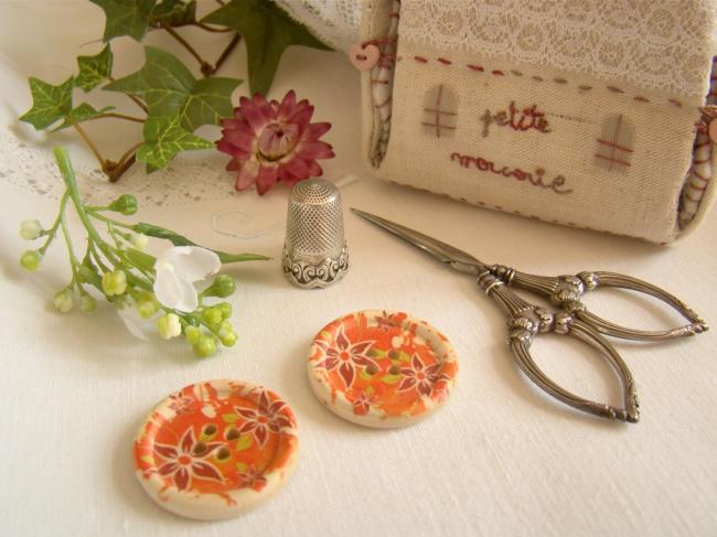 Adorable gros bouton en bois imprimé de fleurs couleur orange  Ø 30mm