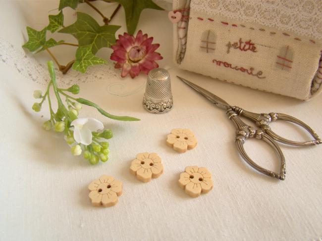 Très mignon petit bouton en bois naturel en forme de fleur Ø 15mm