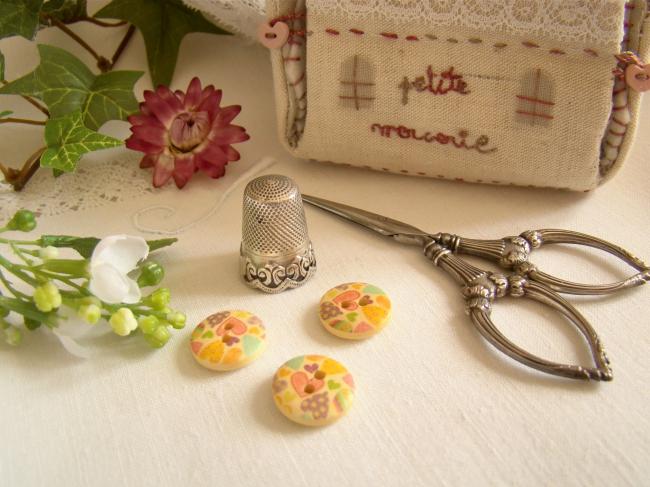 Adorable petit bouton en bois, motif petits coeurs multicolores Ø 15mm