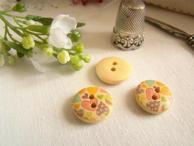 Adorable petit bouton en bois, motif petits coeurs multicolores Ø 15mm