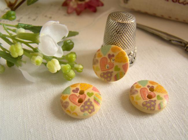 Adorable petit bouton en bois, motif petits coeurs multicolores Ø 15mm