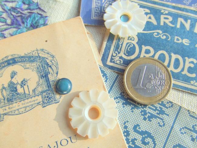 Superbe bouton de nacre blanche taillé en marguerite avec cabochon bleu 1900