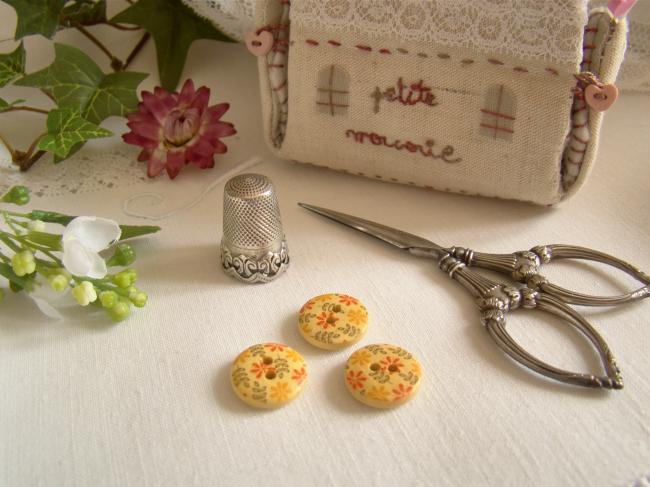 Adorable petit bouton en bois, motif marguerites et feuillage Ø 15mm