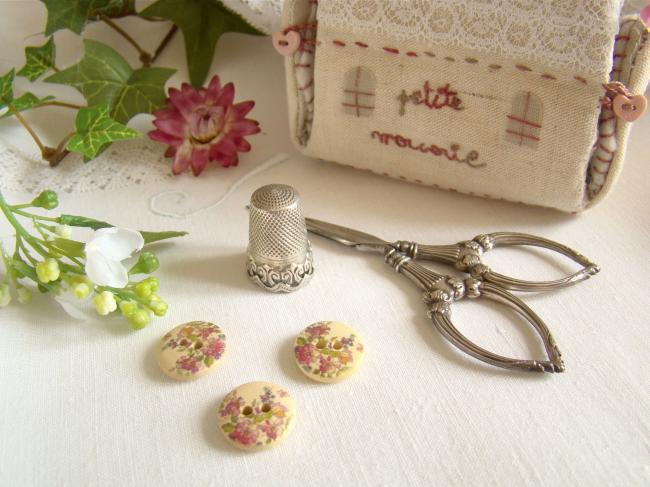 Adorable petit bouton en bois, motif petites fleurs et feuillage Ø 15mm