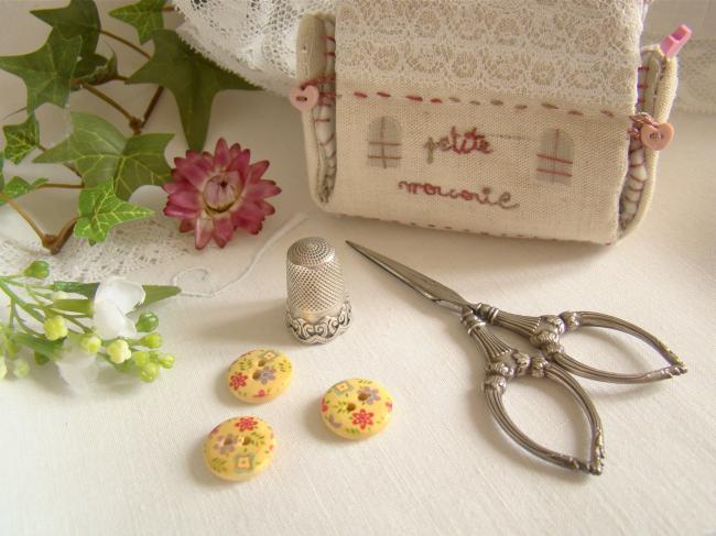 Adorable petit bouton en bois, motif fleurs naïves feuillage Ø 15mm