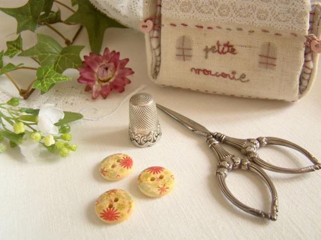 Adorable petit bouton en bois, motif fleurs pompons et feuillage Ø 15mm