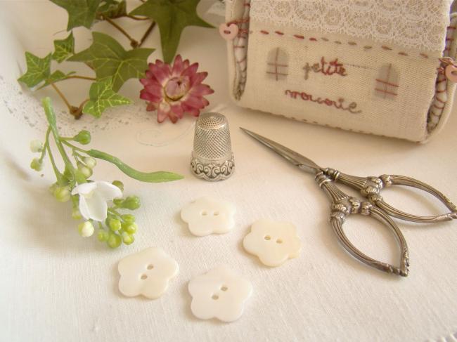 Joli petit bouton en nacre blanche en forme de fleur Ø 18mm