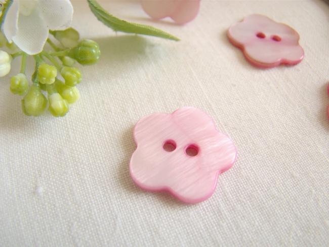 Joli petit bouton en nacre teintée rose en forme de fleur Ø 18mm