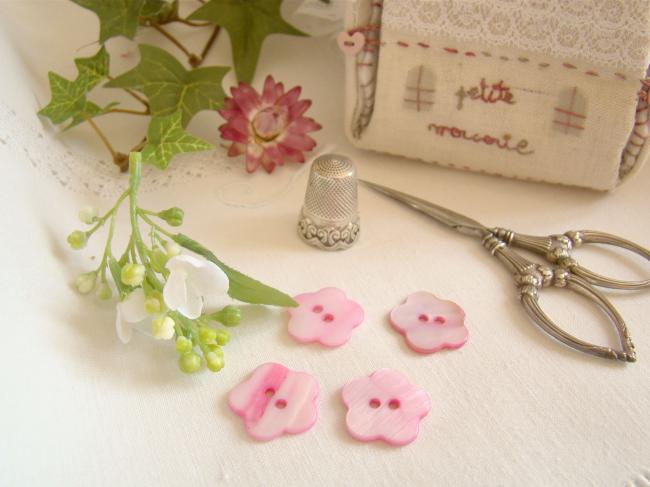 Joli petit bouton en nacre teintée rose en forme de fleur Ø 18mm