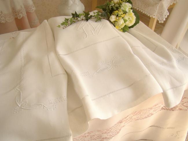 Très beau drap en pur fil  avec monogramme brodé CP & rivières ajourées