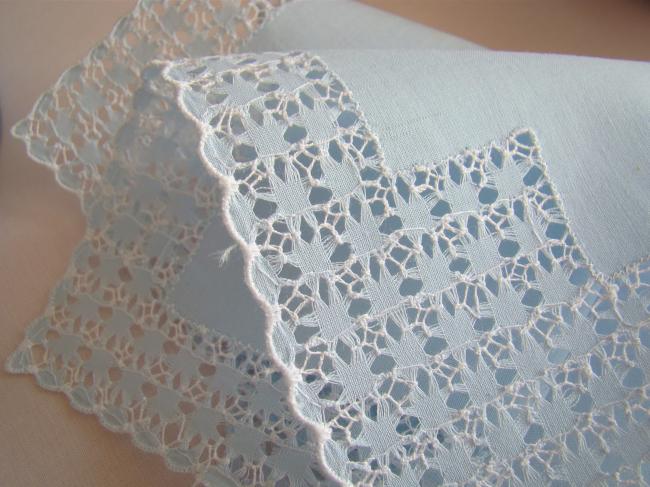 Jolie pochette en batiste de coton de couleur bleu  richement ajourée