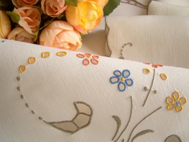 Superbe nappe en lin richement brodée de fleurs & ses serviettes, Madeira 1940
