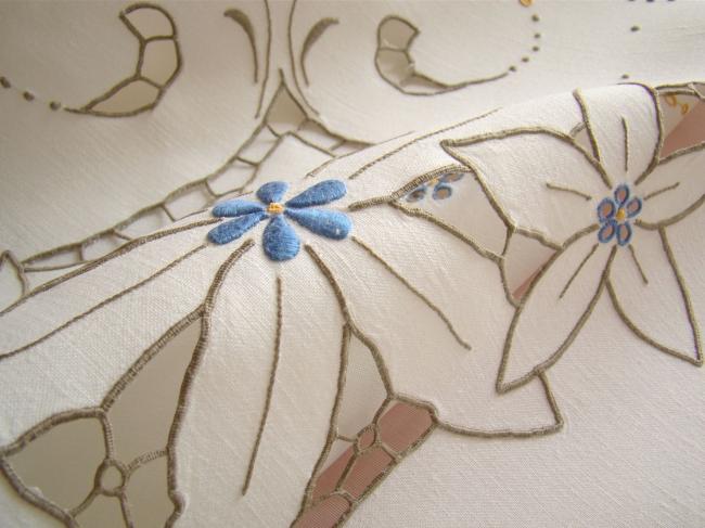 Superbe nappe en lin richement brodée de fleurs & ses serviettes, Madeira 1940