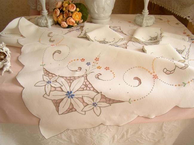 Superbe nappe en lin richement brodée de fleurs & ses serviettes, Madeira 1940