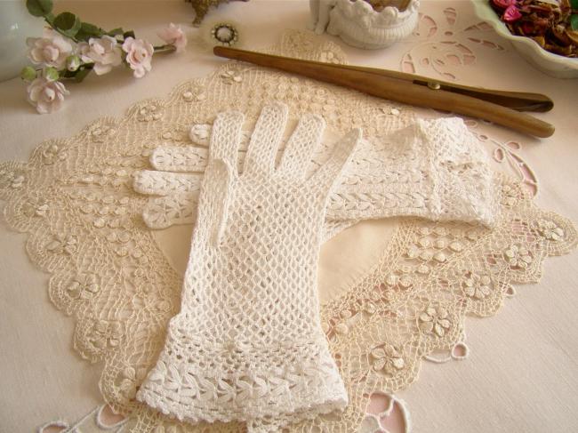 Très romantique paire de gants en guipure d'Irlande 1910-20