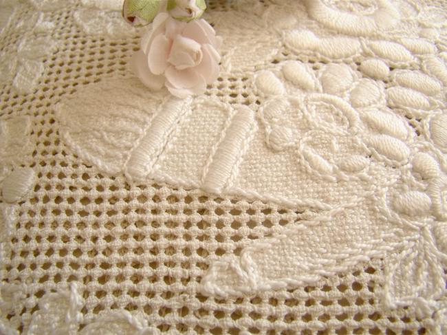Merveilleux panneau brodé d'un cartouche de fleurs entouré de dentelle de Cluny