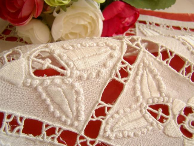Superbe centre de table ajouré et brodé à la Richelieu, broderie blanche