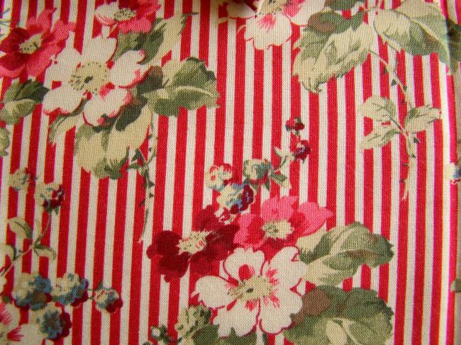 Coupon de coton fond rayures rouge cerise,  imprimé de fleurs multicolores