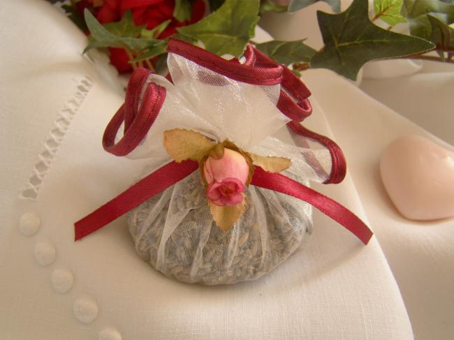 Jolie petite aumonière garnie de lavande, petite rose et ruban, couleur rubis