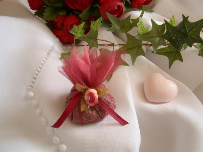 Jolie petite aumonière garnie de lavande, petite rose et ruban, couleur rubis