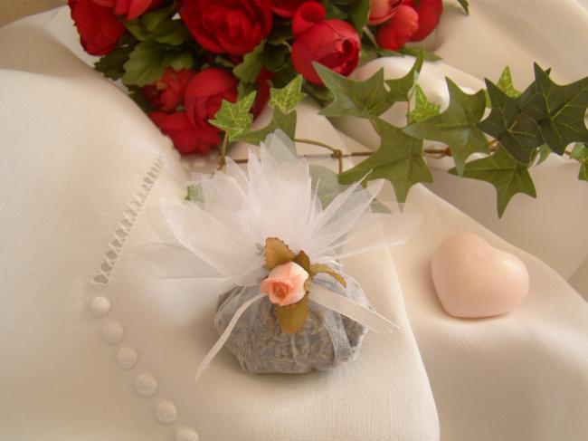 Jolie petite aumonière garnie de lavande, petite rose et ruban, couleur blanc