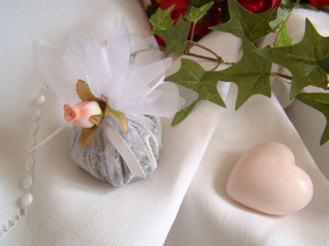 Jolie petite aumonière garnie de lavande, petite rose et ruban, couleur blanc