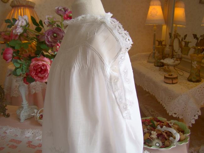 Merveilleuse et aérienne petite robe en linon brodé de fleurs & Valenciennes
