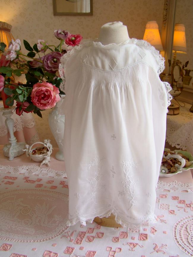 Merveilleuse et aérienne petite robe en linon brodé de fleurs & Valenciennes