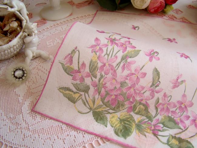 Charmant mouchoir en linon de Suisse, imprimé d'un bouquet de violettes