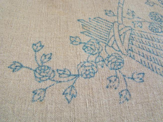 Merveilleux ouvrage de dame en toile de lin, panier de fleurs à broder